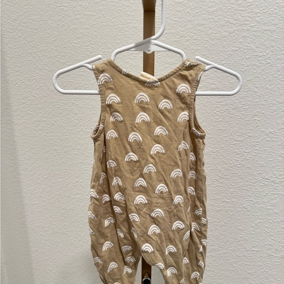 Siix Tan Sleeveless Baby Romper with White Rainbow Pattern organic cotton 0-3 - Picture 3 of 4